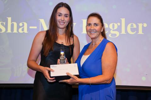 Sasha May Flegler receiving her Netball Award from Catherine Marks